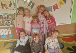 Jubilatka pozuje do zdjęcia z koleżankami