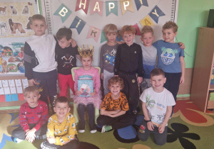 Jubilatka pozuje do zdjęcia z kolegami