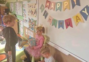 Chłopiec składa jubilatce życzenia