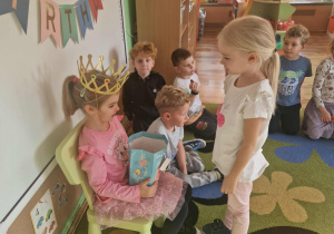 Dziewczynka składa jubilatce życzenia