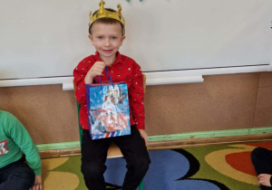 Jubilat w koronie oczekuje na życzenia