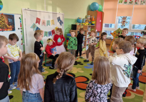 Dzieci śpiewają sto lat jubilatowi