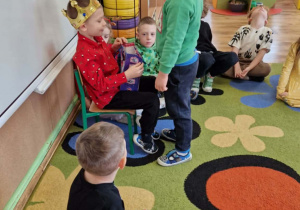 Chłopiec składa życzenia jubilatowi