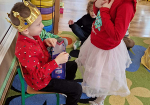 Dziewczynka składa życzenia jubilatowi