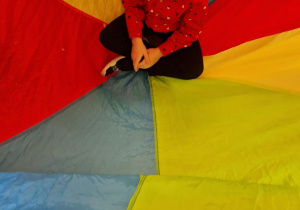 Jubilat siedzi w kolorowej chuście