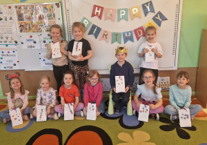 koleżanki z jubilatem pozują do zdjęcia