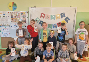 koledzy z jubilatem pozują do zdjęcia