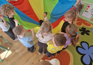 jubilat siedzi w kolorowej huście