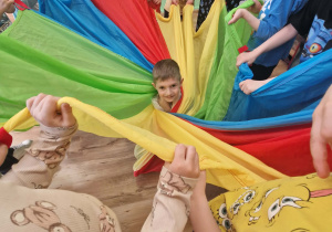 jubilat siedzi w kolorowej huście