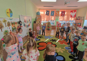 Dzieci śpiewają sto lat