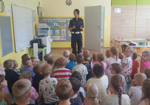 Dzieci słuchają Pani Policjantki
