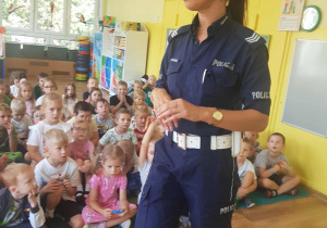 Dzieci słuchają Pani Policjantki