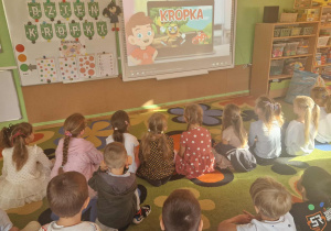 Dzieci łączą połówki kropek i nazywają kolory.