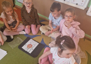 Dzieci układają w zespołach puzzle