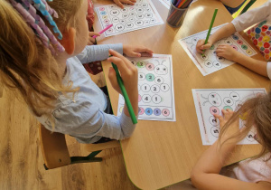 Dzieci kolorują kartę pracy w/g kodu