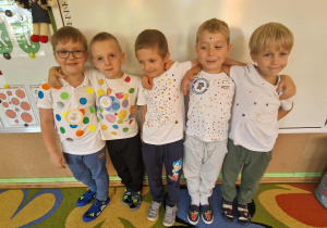 Dzieci prezentują kropkowe ubrania