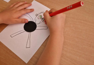 Dzieci tworzą pracę plastyczną z kropek