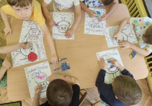 Dzieci kolorują kropki