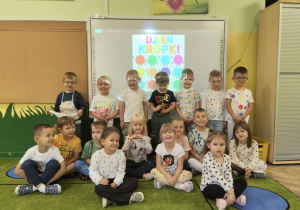 Dzieci prezentują stroje w kropki