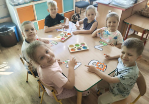 Dzieci malują kropki farbami