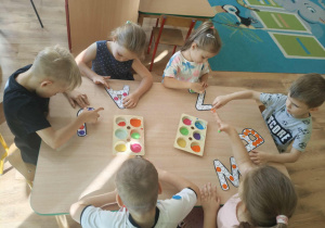 Dzieci malują kropki farbami