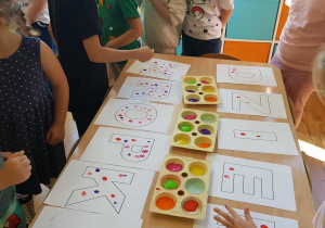 Dzieci kropkuja kolorowymi farbami litery z napisem,, Dzień Kropki "
