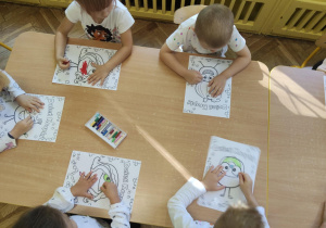 Dzieci kolorują kropki