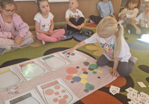 Dzieci wybierają kropki z koszyka