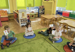 Dzieci grają w "Ja mam Ty masz"