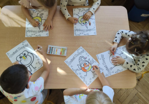 Dzieci kolorują kropki