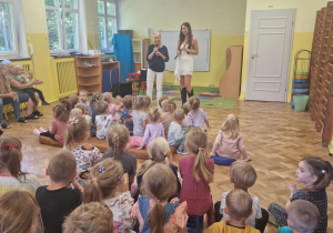 Dwie panie pokazują dzieciom flet renesansowy