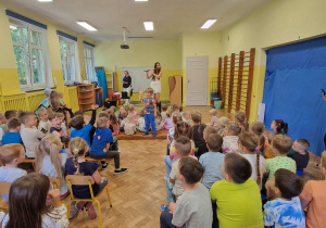 Pani w białej sukience gra na flecie