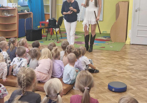 Dwie panie pokazują dzieciom dwa flety