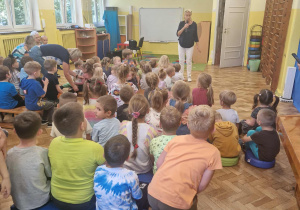 Pani śpiewa dzieciom piosenkę powitalną