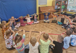 Dzieci bawią się z użyciem kolorowej gumy