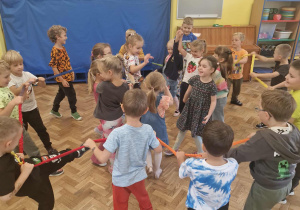 Dzieci bawią się z użyciem kolorowej gumy