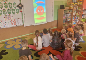 Dzieci oglądają film edukacyjny o figurach geometrycznych
