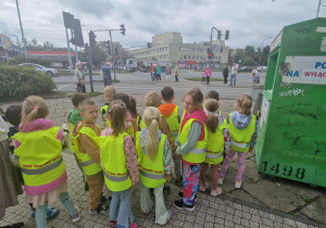 Dzieci obserwują skrzyżowanie