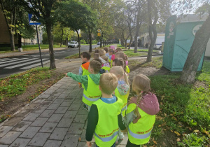 Dzieci w kamizelkach zbliżają się do pasów