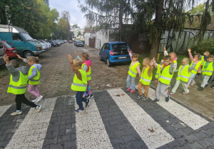 Dzieci przechodzą po pasach