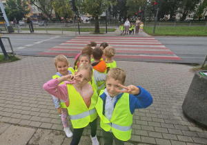 Dzieci przechodzą na drugą strone ulicy po pasach