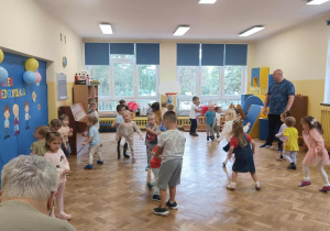 Dzieci tańczą w parach