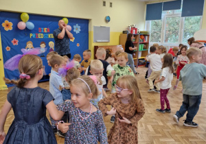 Dzieci tańczą w parach przy muzyce