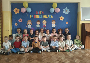 Dzieci z gr 3 pozują na tle dekoracji