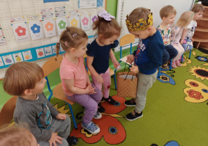 Chłopiec częstuje dzieci cukierkami