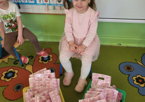 Dziewczynka siedzi z prezentami