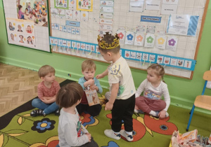 Chłopiec rozdaje prezenty