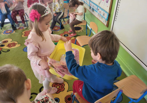 Dziewczynka rozdaje prezenty