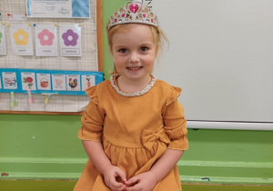 Dziewczynka siedzi na krześle