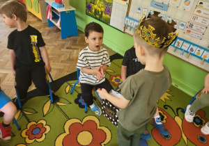 Chłopiec rozdaje cukierki